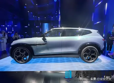 三上和小职员松泽演的什么电影：汽车电影新风尚：跨界导演联手打造视觉盛宴-2