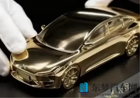 小鹏商城发售 Mona M03 24K 镀金车模-2