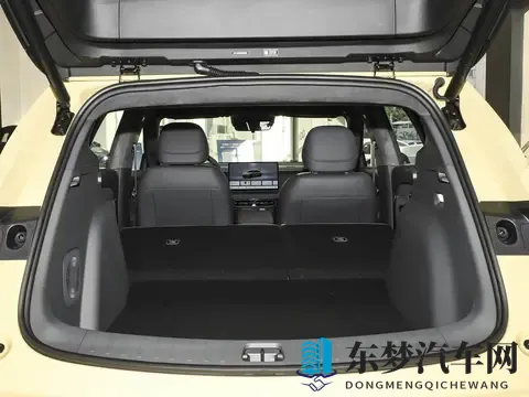 零跑造了台“红米YU7”，1058万起，造型拉风，不给油车留活路？-1