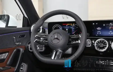 采用13T+7DCT动力组合，定位紧凑型车，25款奔驰A级怎么选？-1