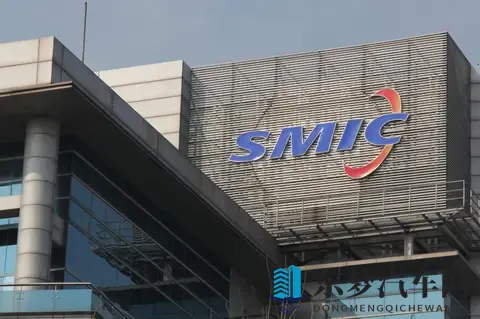 在床上打扑克牌：卧室内欢声笑语，扑克牌游戏正酣-3