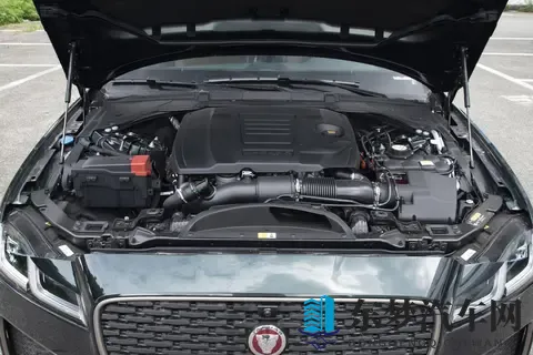 捷豹 XFL 2025 款双车横评：谁才是豪华轿车的 “价值真王者”-3