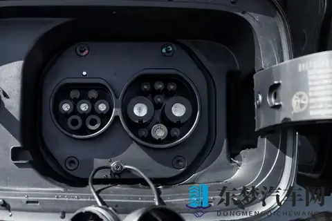 汽 _ 柴 _ 混动三动力！2498 万起的新款坦克 400 诚意够吗？-3