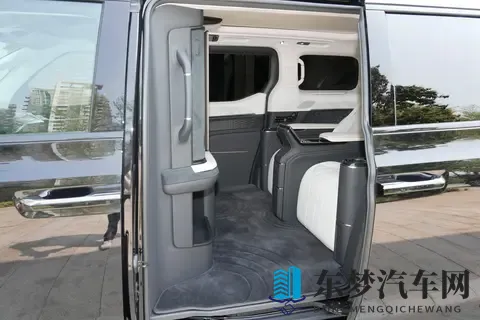 宜商宜家还得看它！试驾极氪009，商务接待、全家出行都体面-3