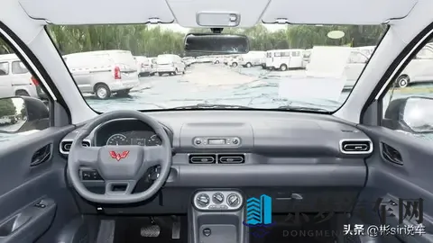 五菱宏光燃油版亮相!15L动力+7座可选,家用拉货两不误-2