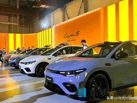 零跑Lafa5来了，价格砍半，技术真能撑住吗？-1