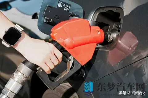 为什么又鼓励大家购买燃油车，新能源不香了？咱看懂这信号了-1