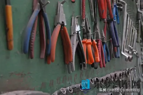 车辆出现“咯吱咯吱”异响、开车发飘等问题怎么回事？