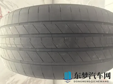 三人弄娇妻高潮3p：全新SUV惊艳亮相，引领家庭出行新风尚