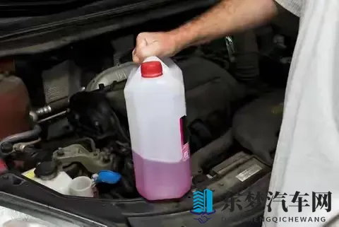 原车防冻液可以使用多少年？记住这2种情况，及时更换防冻液！-1