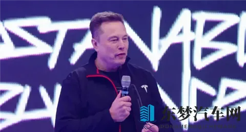 马斯克现场承诺:特斯拉车主很快就可以“边发短信边开车”-1