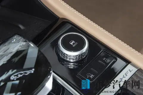 捷豹 XFL 2025 款双车横评：谁才是豪华轿车的 “价值真王者”-1