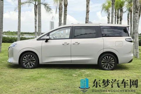 10万级就配电滑门！家用MPV新标杆，五菱星光730 PHEV，性价比高。-1