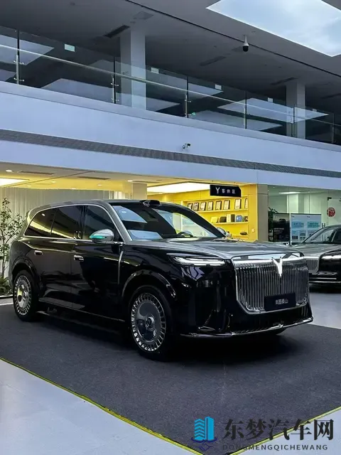 岚图泰山实车到店,长超5米2+后轮转向,配517马力+三腔空悬-2