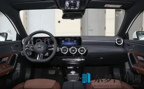 采用13T+7DCT动力组合，定位紧凑型车，25款奔驰A级怎么选？-2