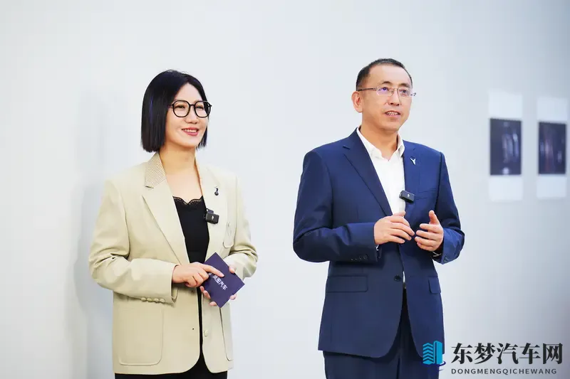 裸体女人的毛毛茸茸湿户:汽车内饰创新:毛茸茸材料引领舒适环保新潮流-1