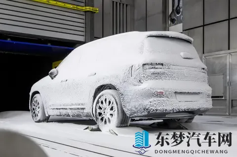 奔驰第二代GLB即将首发亮相，超级屏幕内饰与双动力选择成亮点-2