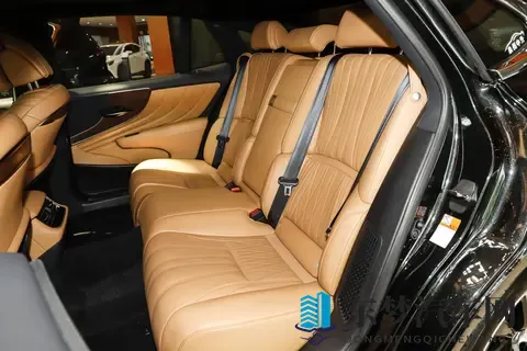 2024款雷克萨斯LS 500h三版本怎么选?155万差价看配置-1