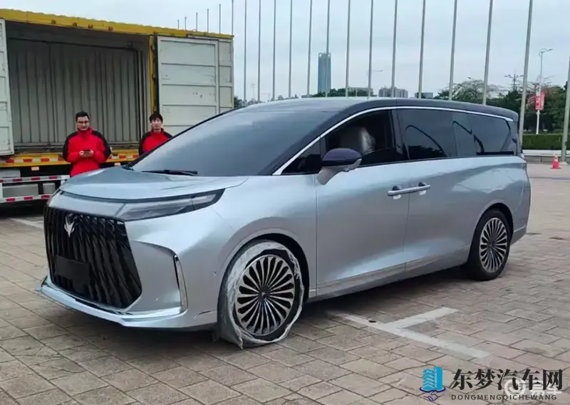 预计增程_纯电动力,极狐全新MPV实车现身,广州车展亮相-1