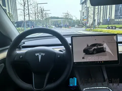 15万不到拿下代步神器？22年特斯拉Model Y，通勤家用都合适-1