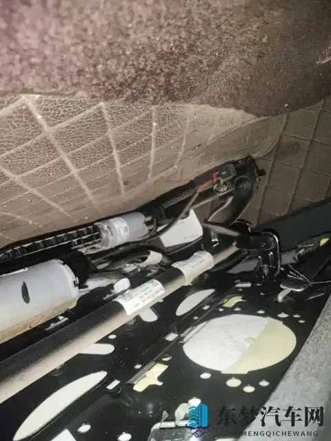 少妇被男按摩师按到高潮：中年女性享受按摩师专业服务，身心愉悦达到高潮