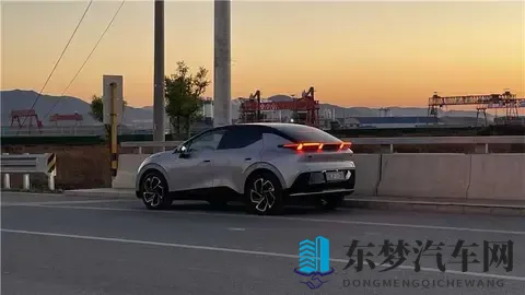 银色领克Z20路透图曝光，这高级感你给打几分？-3