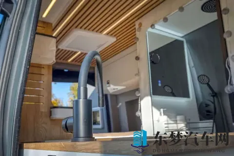 定制车型：可供两人乘坐的奔驰Sprinter 4x4，配备电磁炉和马桶-3