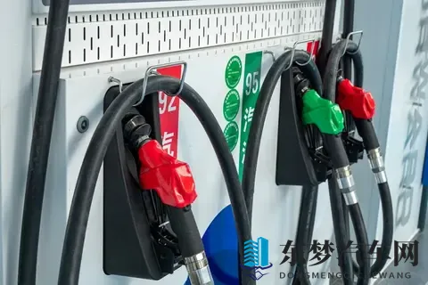 油价今晚涨5元！车主连夜排队，背后3个真相扎心了