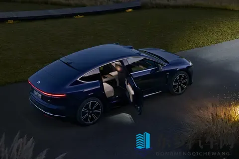 5 米 3 车长，头等舱后排 + 三重降噪，蔚来ET9让行政豪车好开又舒服-3