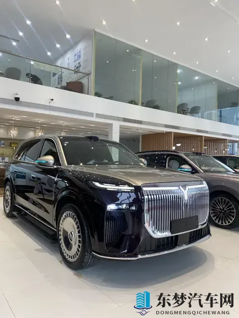 岚图泰山实车到店,长超5米2+后轮转向,配517马力+三腔空悬-3