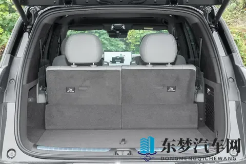 家庭出行的温馨伴侣：体验腾势N8L-3