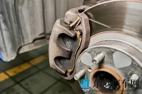 关于汽车“瞬间刹停”的科学真相——别让物理学“打脸”你！-2