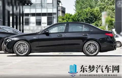 零百加速43秒，价格有所下调，26款奔驰C级AMG上市-3