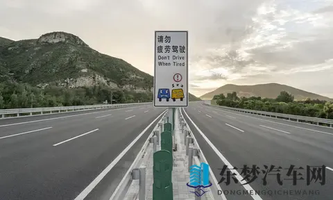 请放过快车道!龟速行驶的车辆对交通安全的影响-1