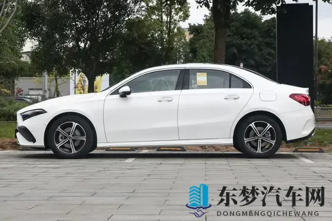 奔驰 A 级两款热门车型分析 A 180 L 与 A 200 L 时尚型怎么挑-1