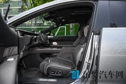 蔚来ET9 2025款 102kWh签名版：行政旗舰的科技新诠释-1