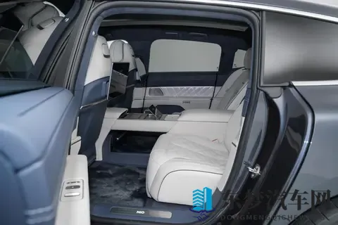 蔚来ET9 2025款：行政出行有了新选择，BBA的下一台可以是它-2