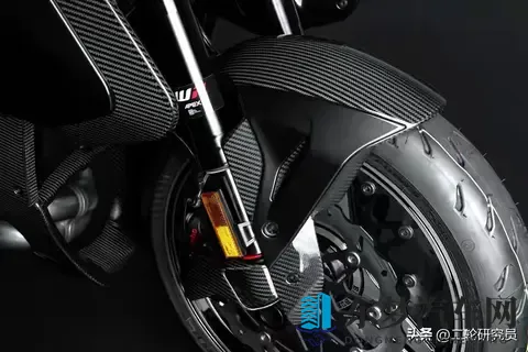 巴博斯跨界摩托车圈！这辆“德系猛兽”能否碾压日系？-1