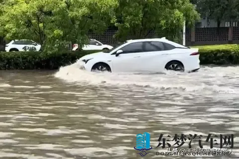 雨天开车不是“慢就行”！这3个灯光误区、4个停车禁忌，能救一命-3