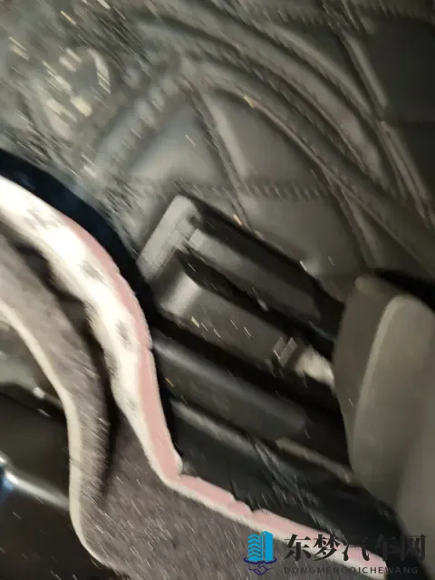 当着朋友面在厨房玩弄娇妻电影：朋友聚会厨房私戏，娇妻娇羞电影现场-3