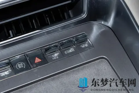 家庭出行的温馨伴侣：体验腾势N8L-2