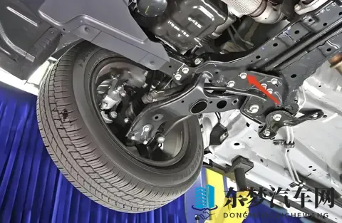 电车底盘为啥突然变稳了？不是黑科技，是3个天生物理优势-3