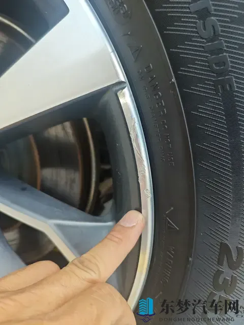 黄频软件:汽车新科技:高速数据驱动,安全驾驶未来-1