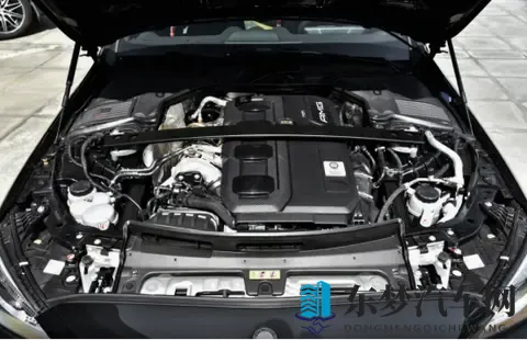 零百加速43秒，价格有所下调，26款奔驰C级AMG上市-1