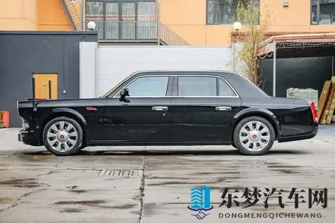 700 万级自主旗舰：红旗国礼 VS 劳斯莱斯谁更值-1