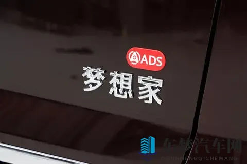 岚图疯了!后排装50寸巨幕,这四座“头等舱”MPV要卷死谁?-2