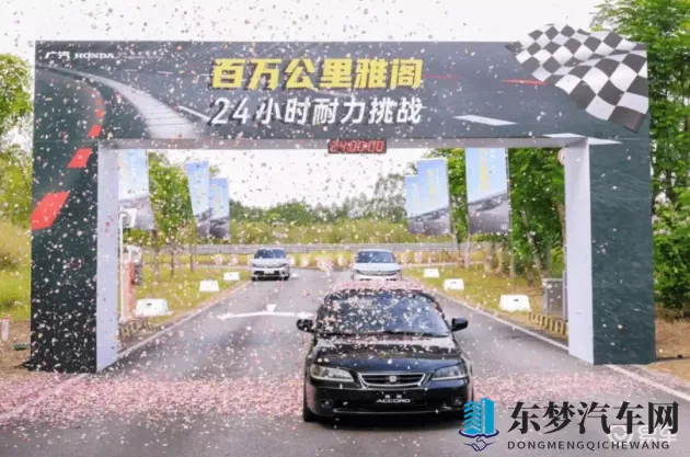 女同学裸体趴下光屁股：女同学趴地露臀部，场面引人注目-1