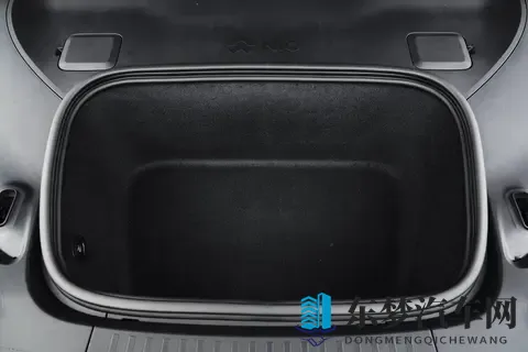 76 万的蔚来ET9 有多 “卷”?一边当商务座驾,一边变露营电站-3