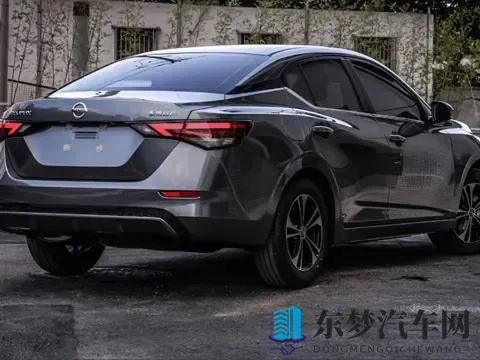 跑长途油费超300？轩逸实测：300公里花160，后排躺2小时不腰酸-3