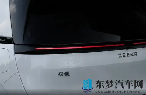 体罚室脱裙子撅着打屁股：教室角落遭脱裙，露臀挨打场面惊悚-2